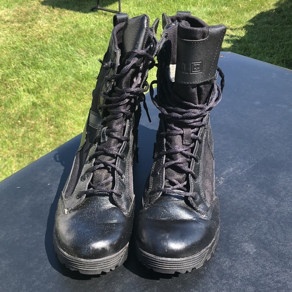 Black boots - Picture 2 of 5